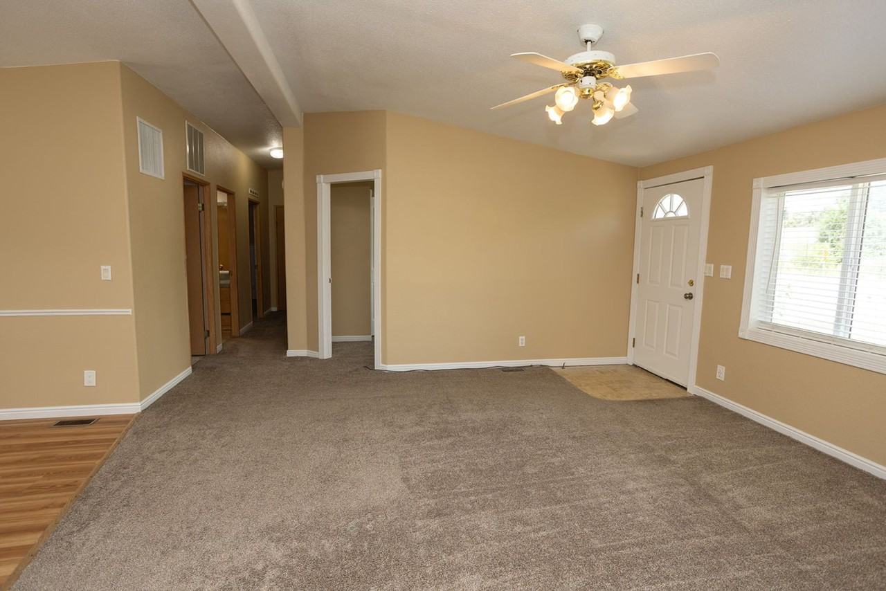 35 W 300 N - Photo 2 of 26