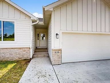 520 Meadows Ct - Photo 2 of 33