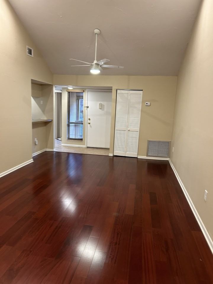 1687 Brookhouse Cir #221