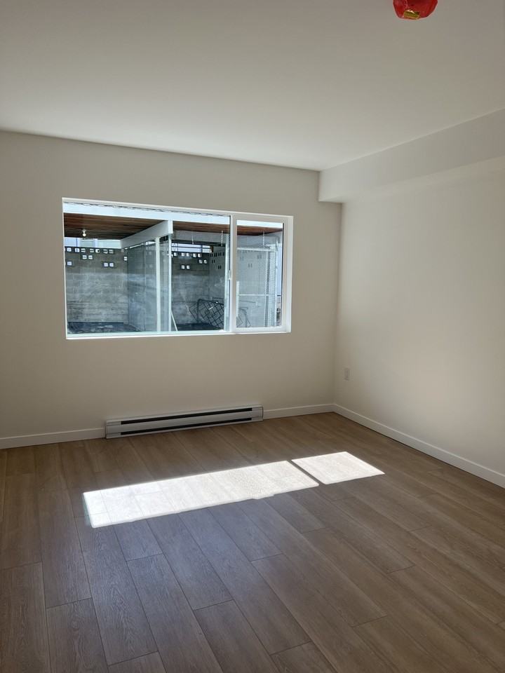 Eight 0' Five - Photo 3 of 6