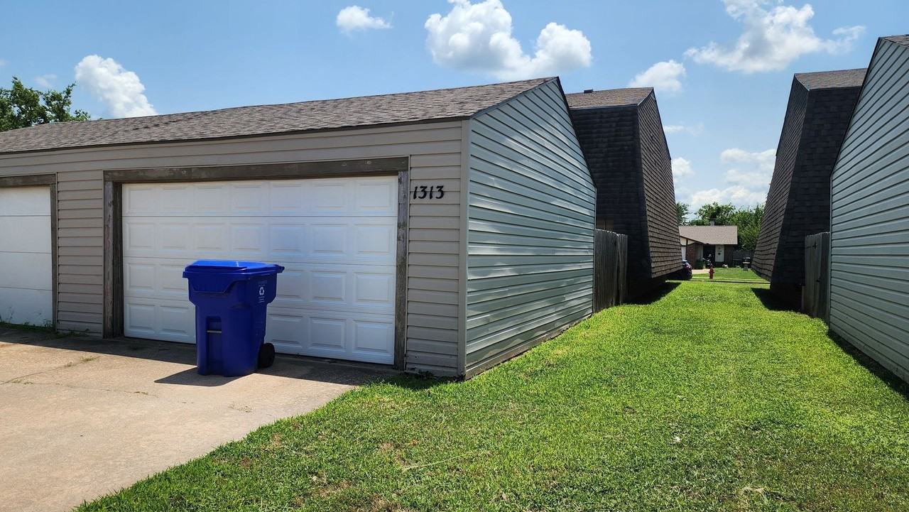 1313 Eastgate Dr - Photo 3 of 24