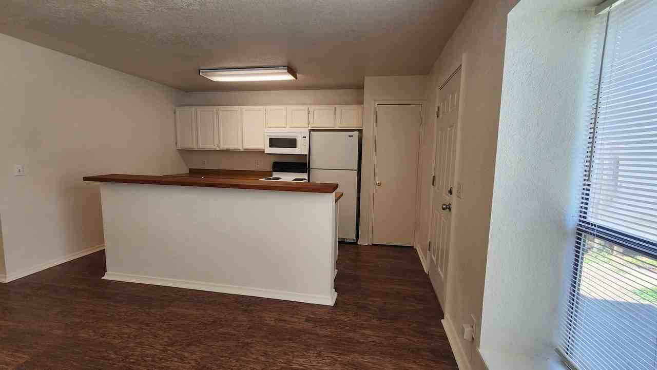 1313 Eastgate Dr - Photo 5 of 24