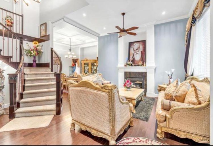 14086 68 Ave - Photo 2 of 11