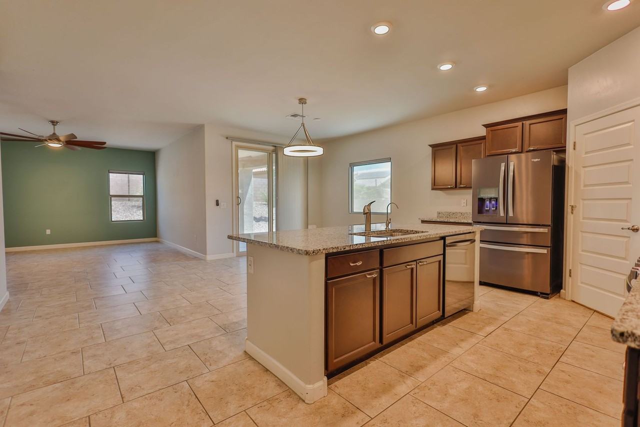 1086 W Valley Meadow Ln - Photo 2 of 32