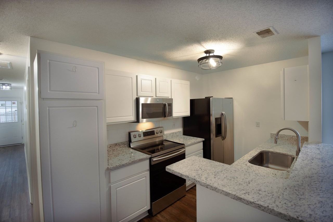 1214 Waverly Place Dr - Photo 4 of 11