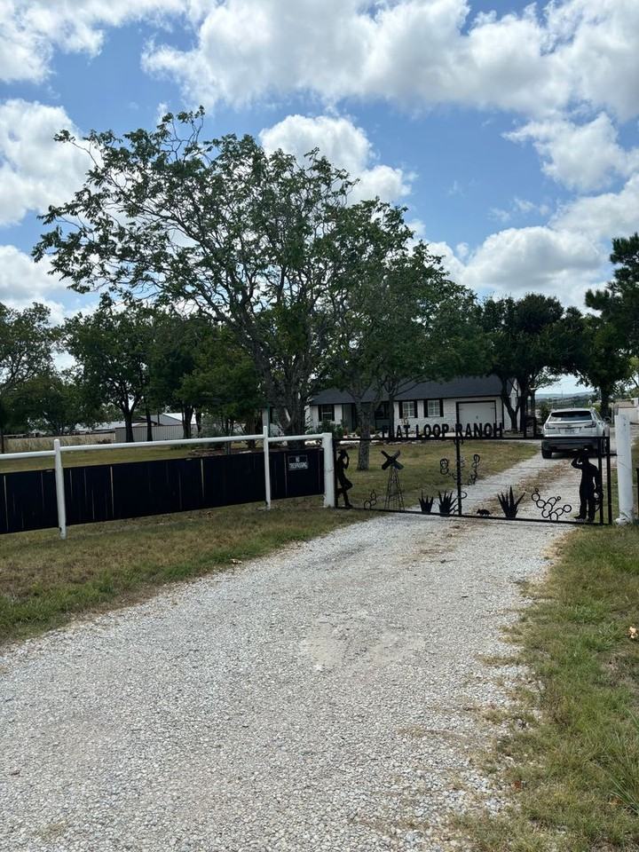 7608 Veal Station Road - Photo 3 of 32