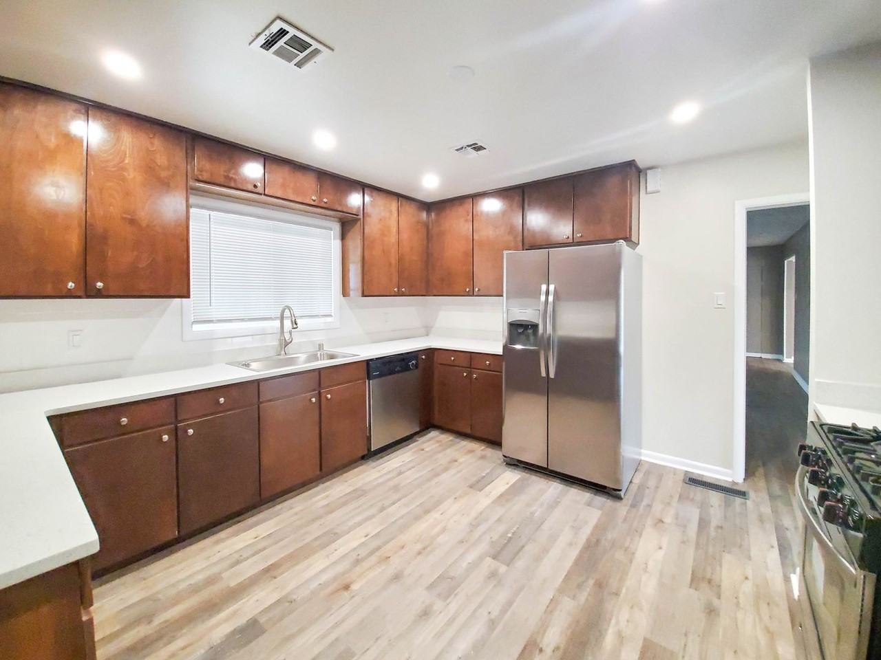 4311 N Stanton St - Photo 4 of 18