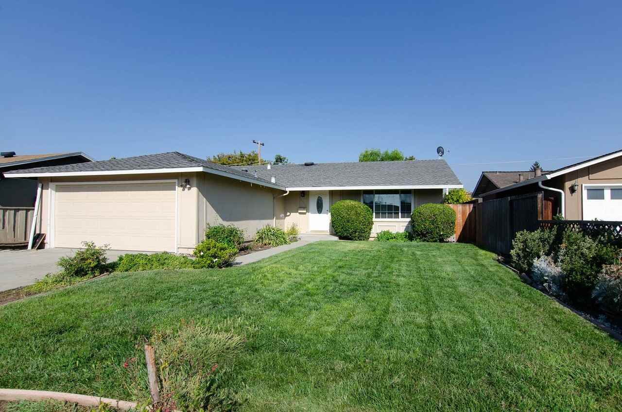 2262 Riordan Dr - Photo 2 of 18