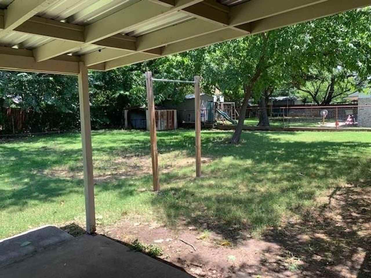 1807 Thompson St - Photo 2 of 9