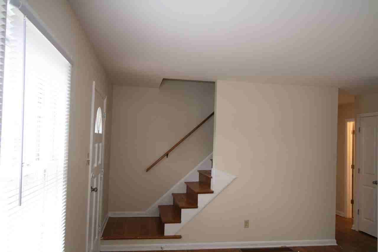402 Greenlawn Ct - Photo 3 of 17