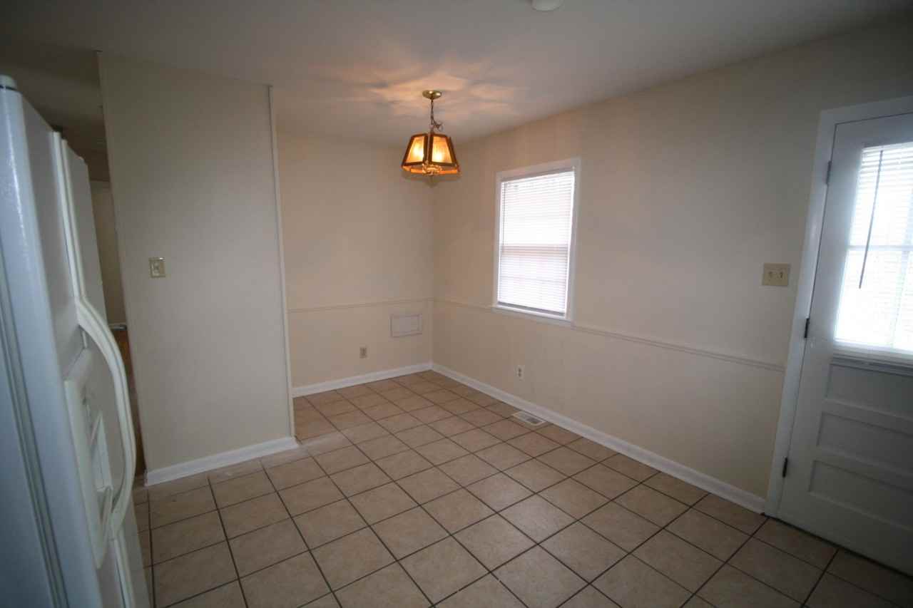 402 Greenlawn Ct - Photo 5 of 17