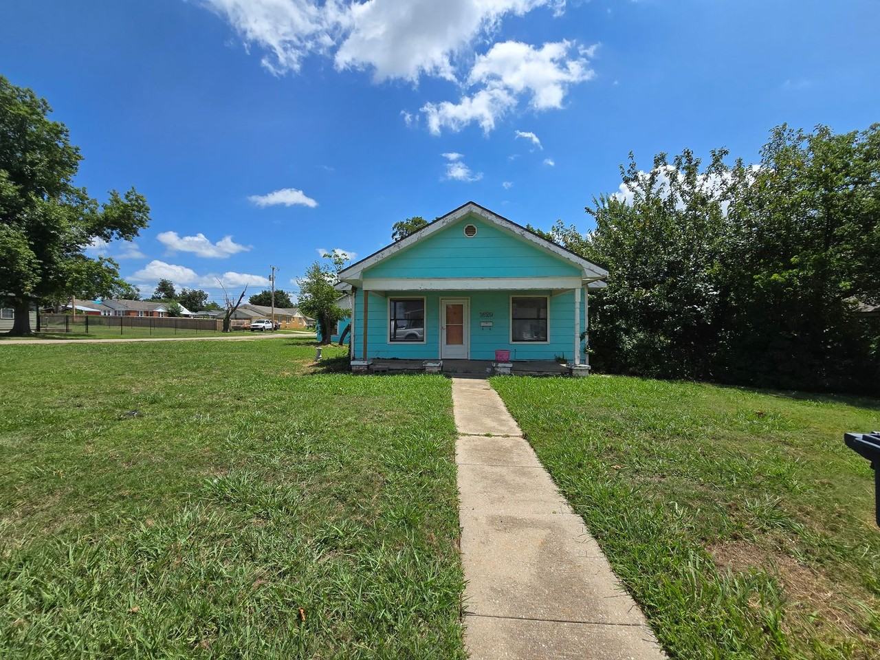 1629 N Louisa Ave - Photo 2 of 22