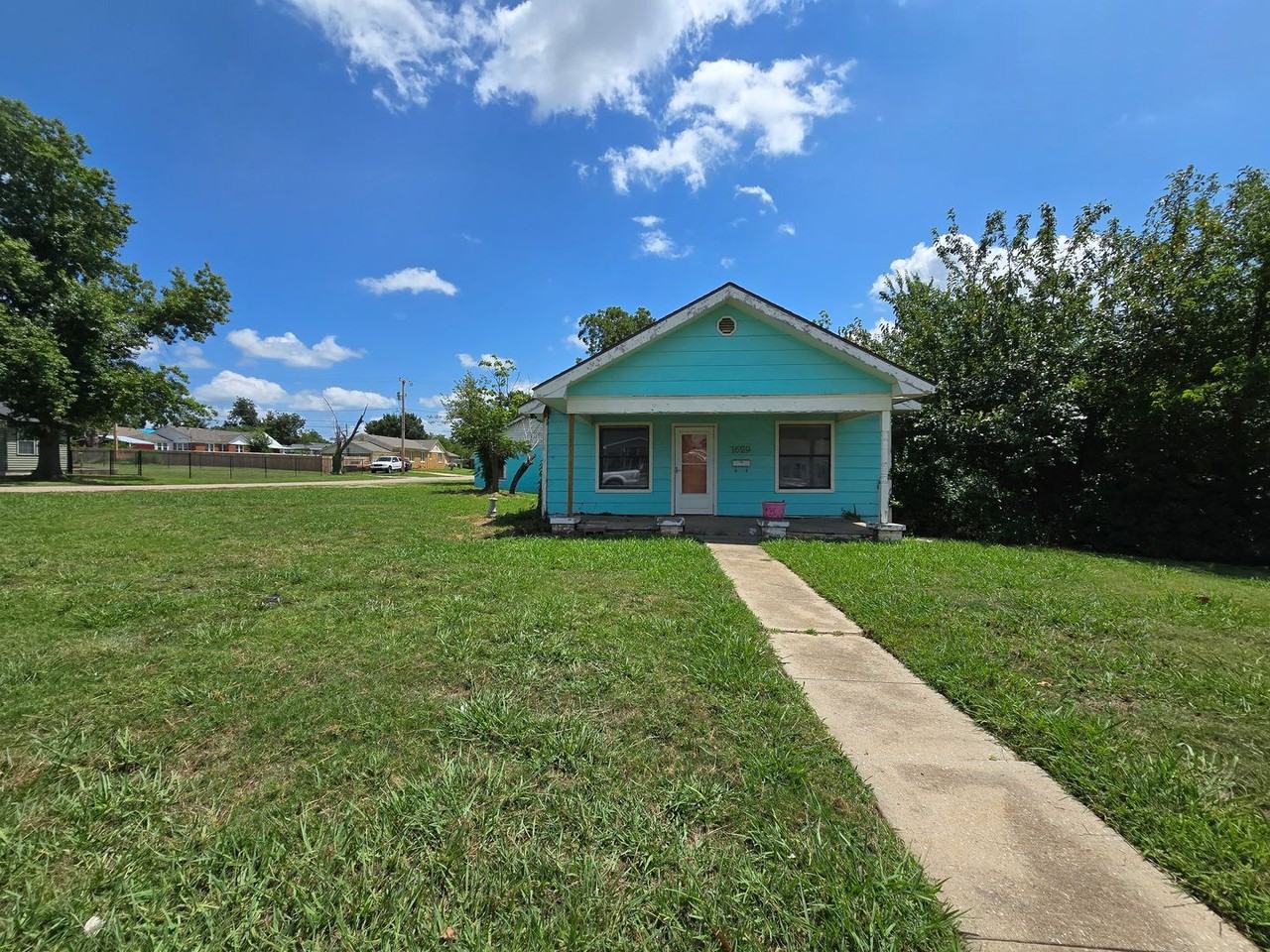 1629 N Louisa Ave - Photo 3 of 22