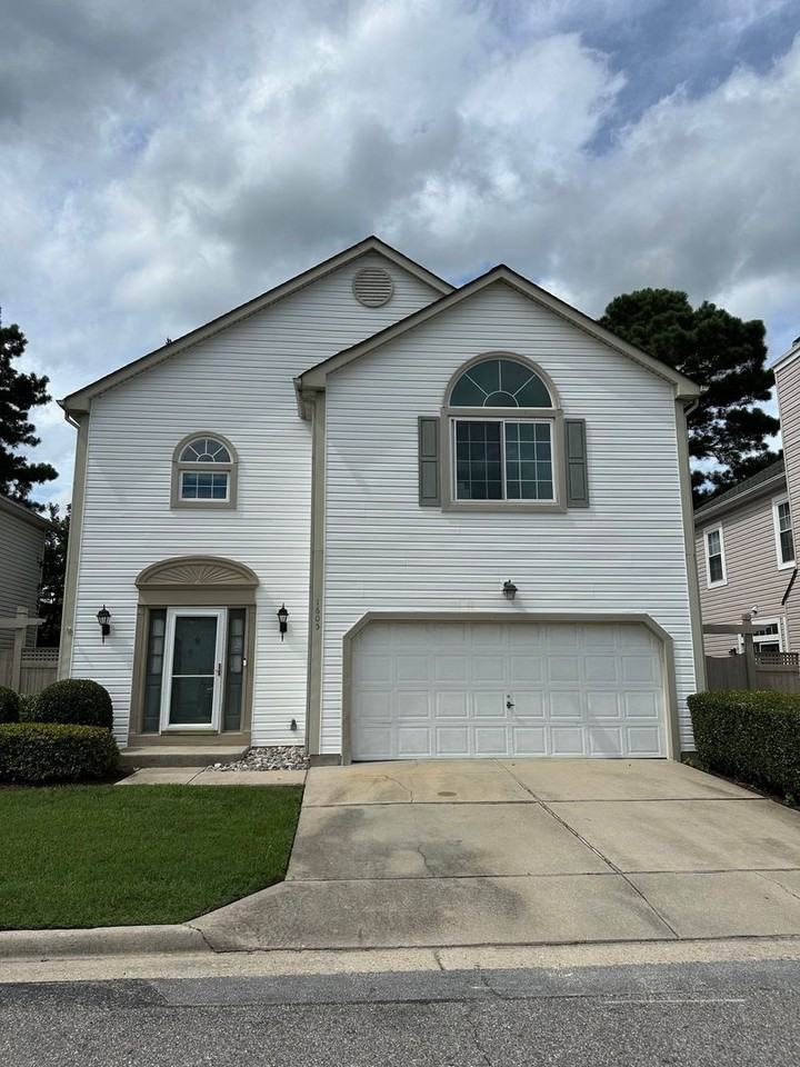 1605 Woodstock Ct