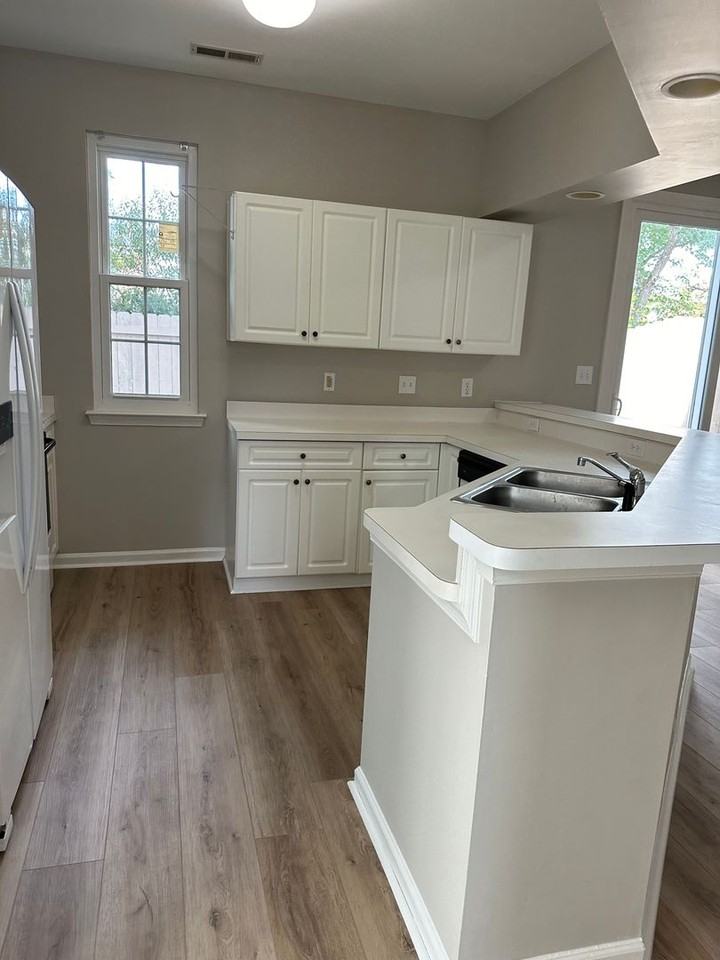 1605 Woodstock Ct - Photo 4 of 17