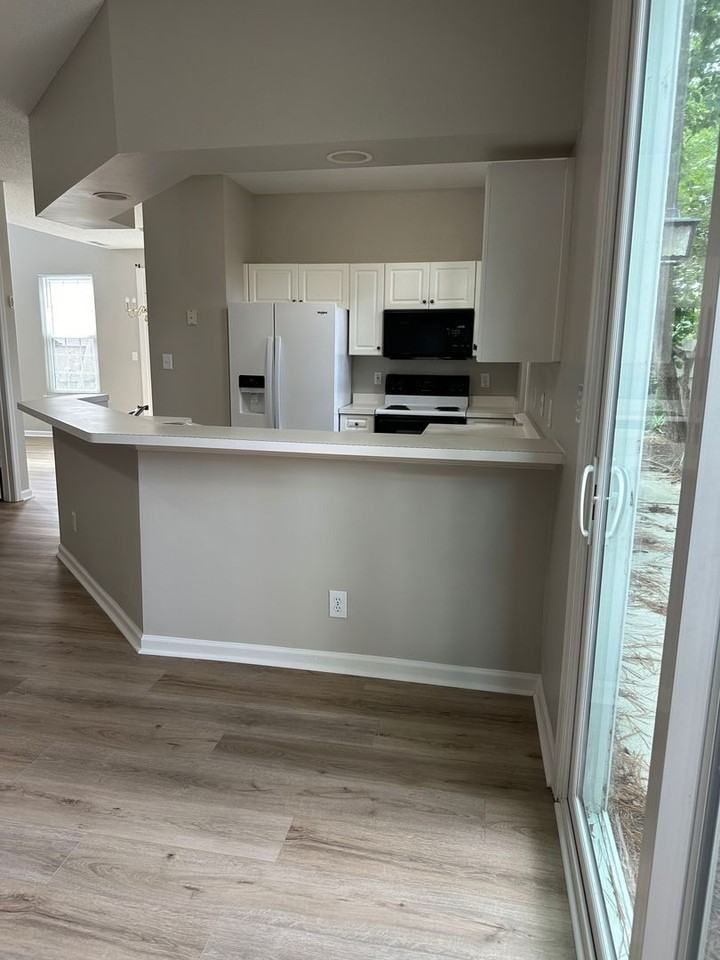 1605 Woodstock Ct - Photo 5 of 17