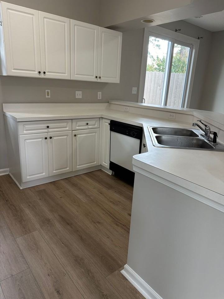 1605 Woodstock Ct - Photo 7 of 17
