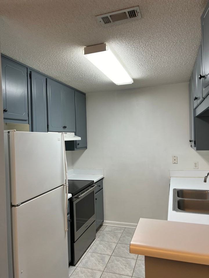 102 Commons Dr - Photo 7 of 13