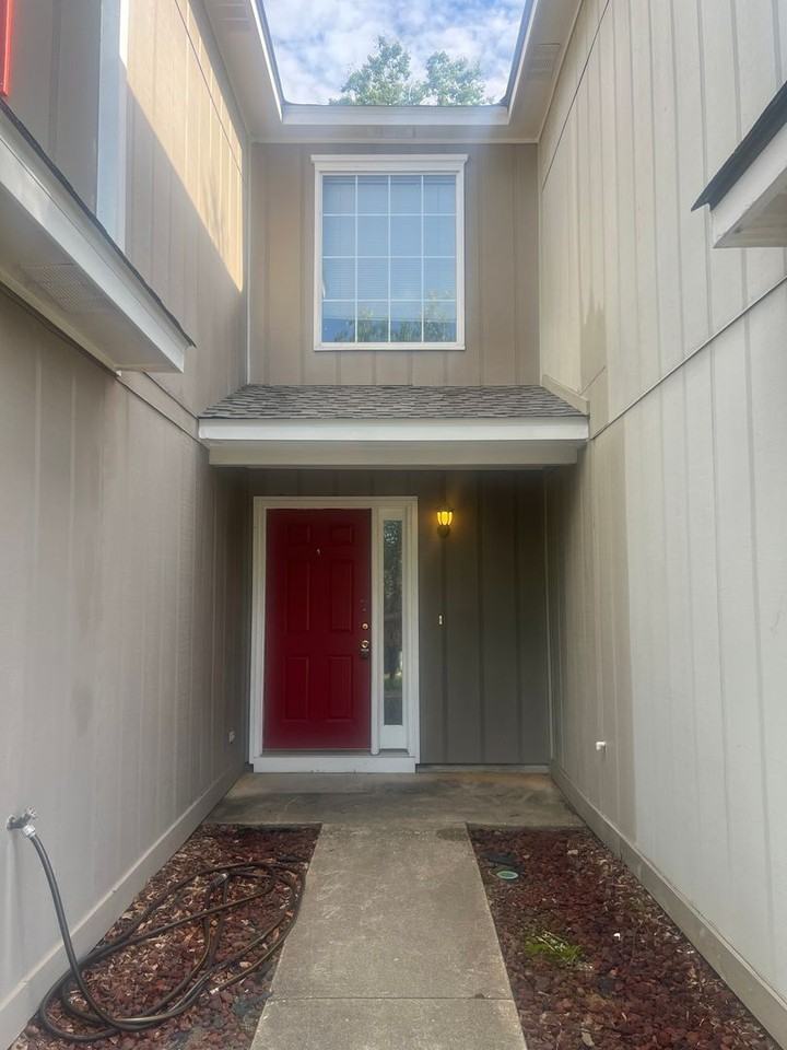 102 Commons Dr - Photo 3 of 13