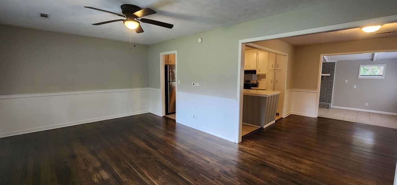 1120 Stratford Rd - Photo 2 of 20
