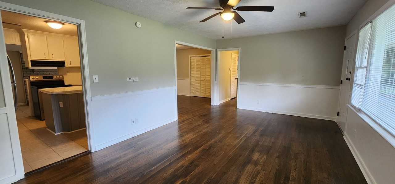 1120 Stratford Rd - Photo 3 of 20