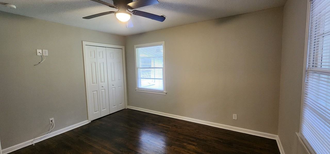 1120 Stratford Rd - Photo 5 of 20