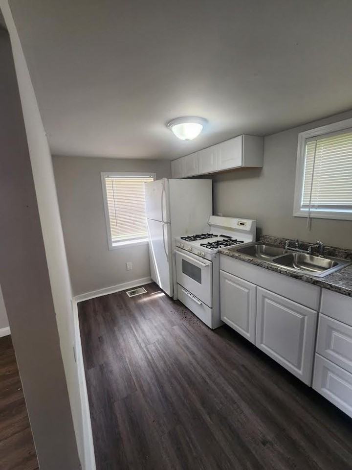565 S Webster Ave - Photo 3 of 7