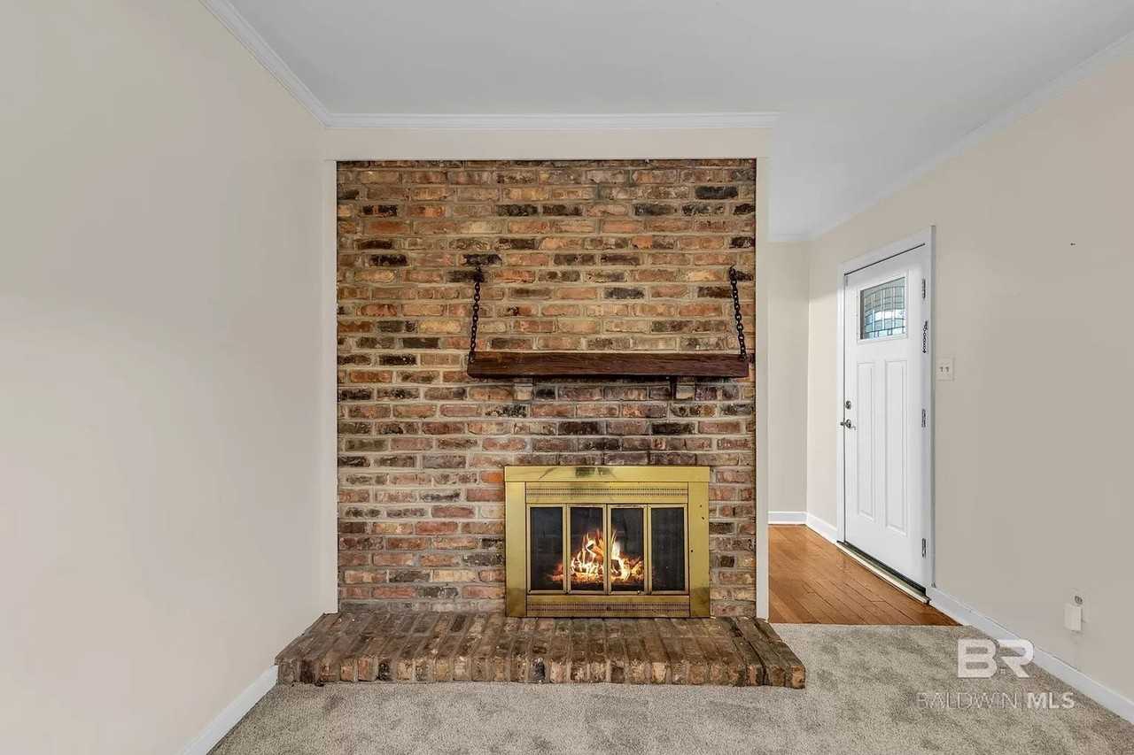 160 Park Dr - Photo 3 of 15