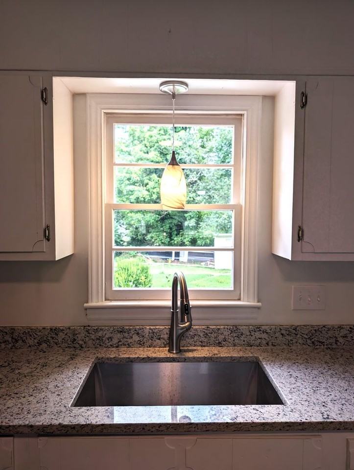 802 Craig St - Photo 3 of 15