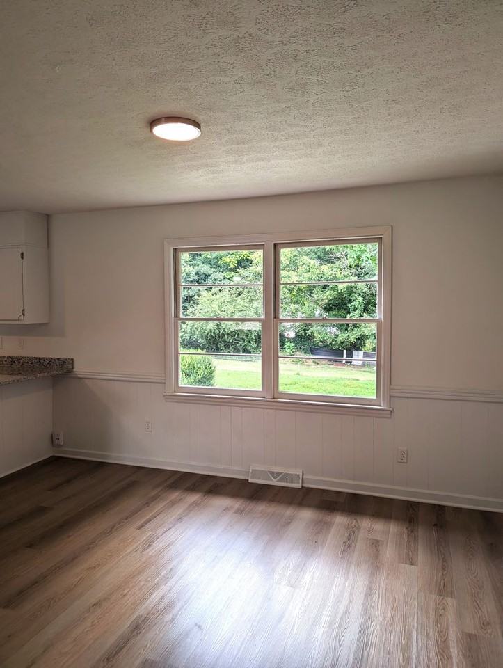 802 Craig St - Photo 5 of 15