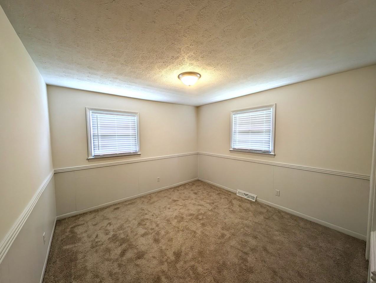 802 Craig St - Photo 7 of 15