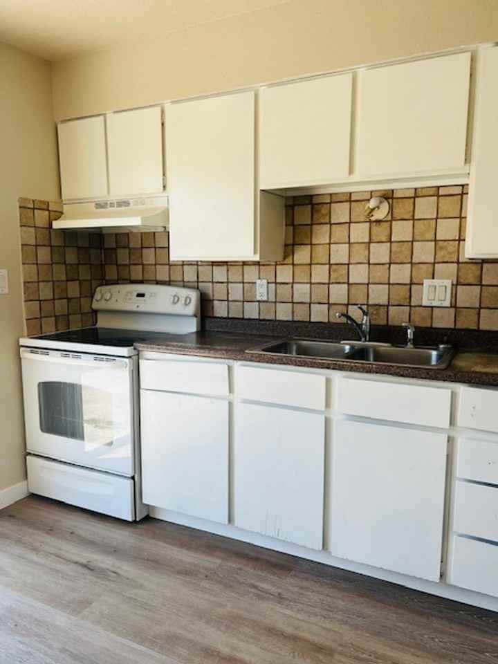 Beautiful single level town house for rent. New flooring and new paint throughout. Fenced Patio, Central Air, Carport. - Photo 2 of 7