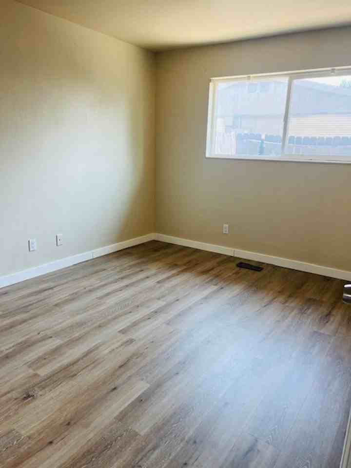 Beautiful single level town house for rent. New flooring and new paint throughout. Fenced Patio, Central Air, Carport. - Photo 6 of 7