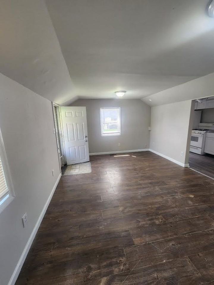 565 S Webster Ave - Photo 2 of 7
