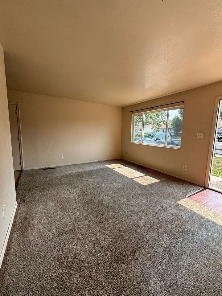 1105 Cambridge Ave - Photo 2 of 11