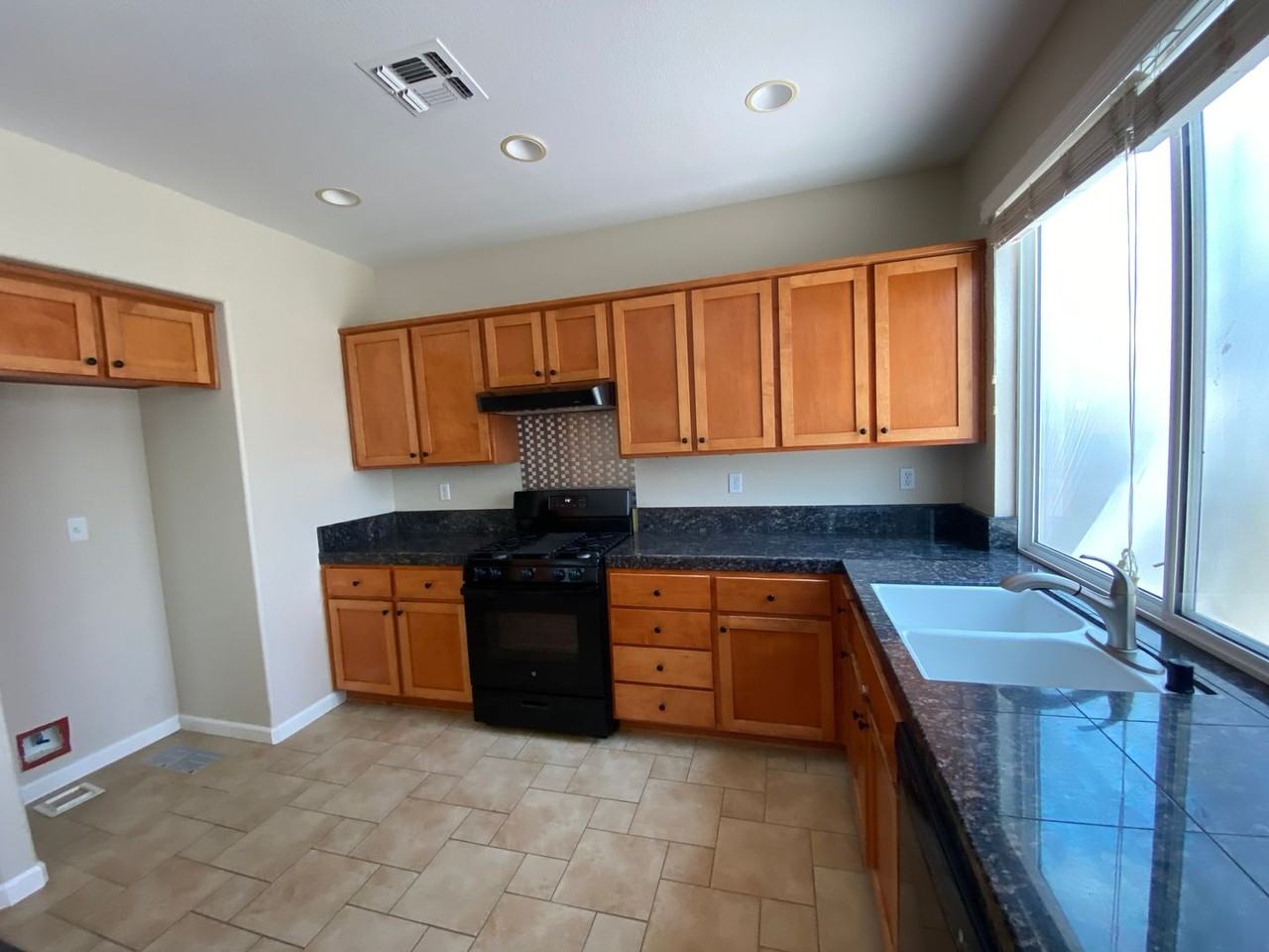 5106 Rowe Dr - Photo 6 of 14