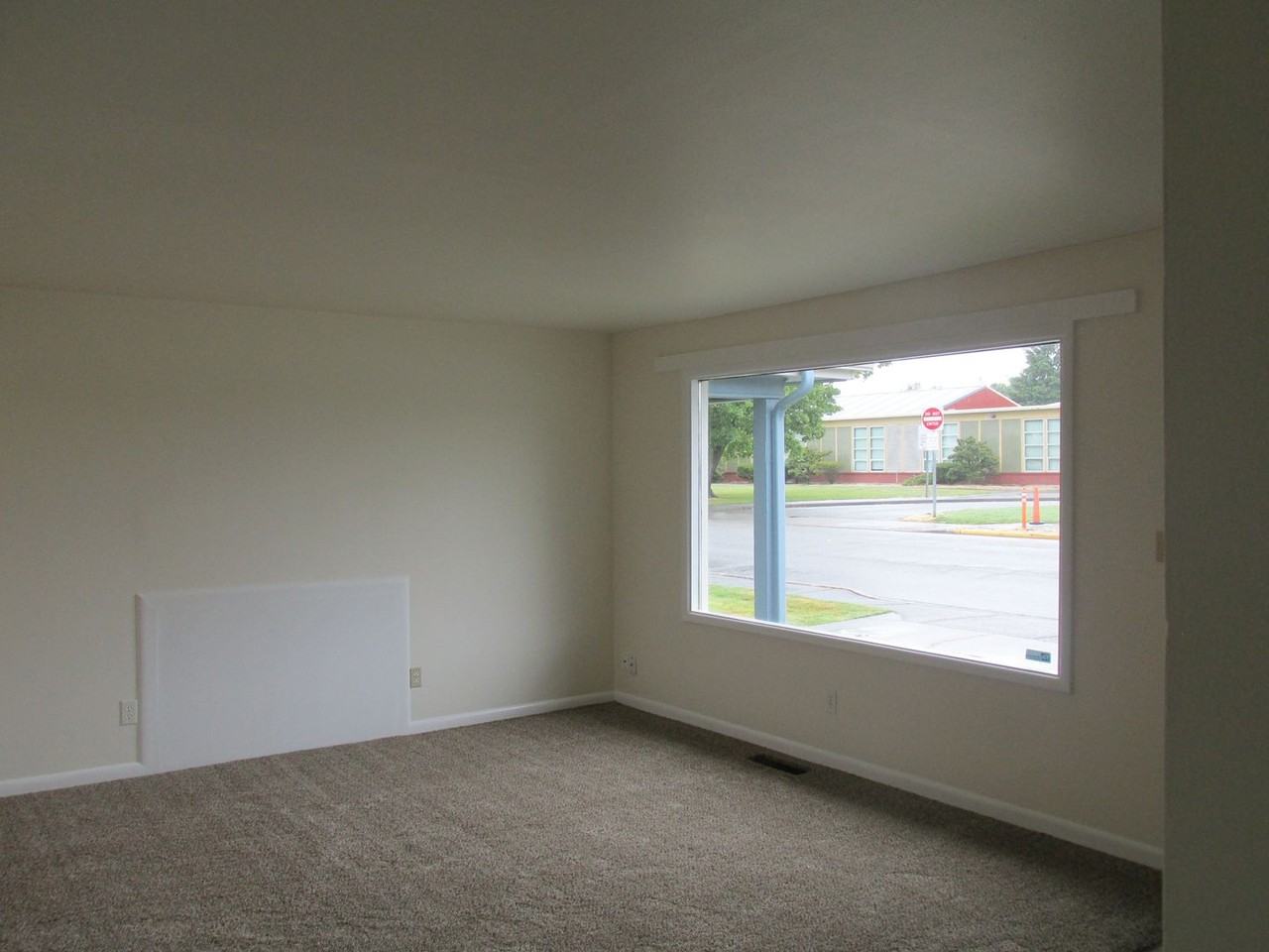 414 W Victoria Ave - Photo 3 of 14