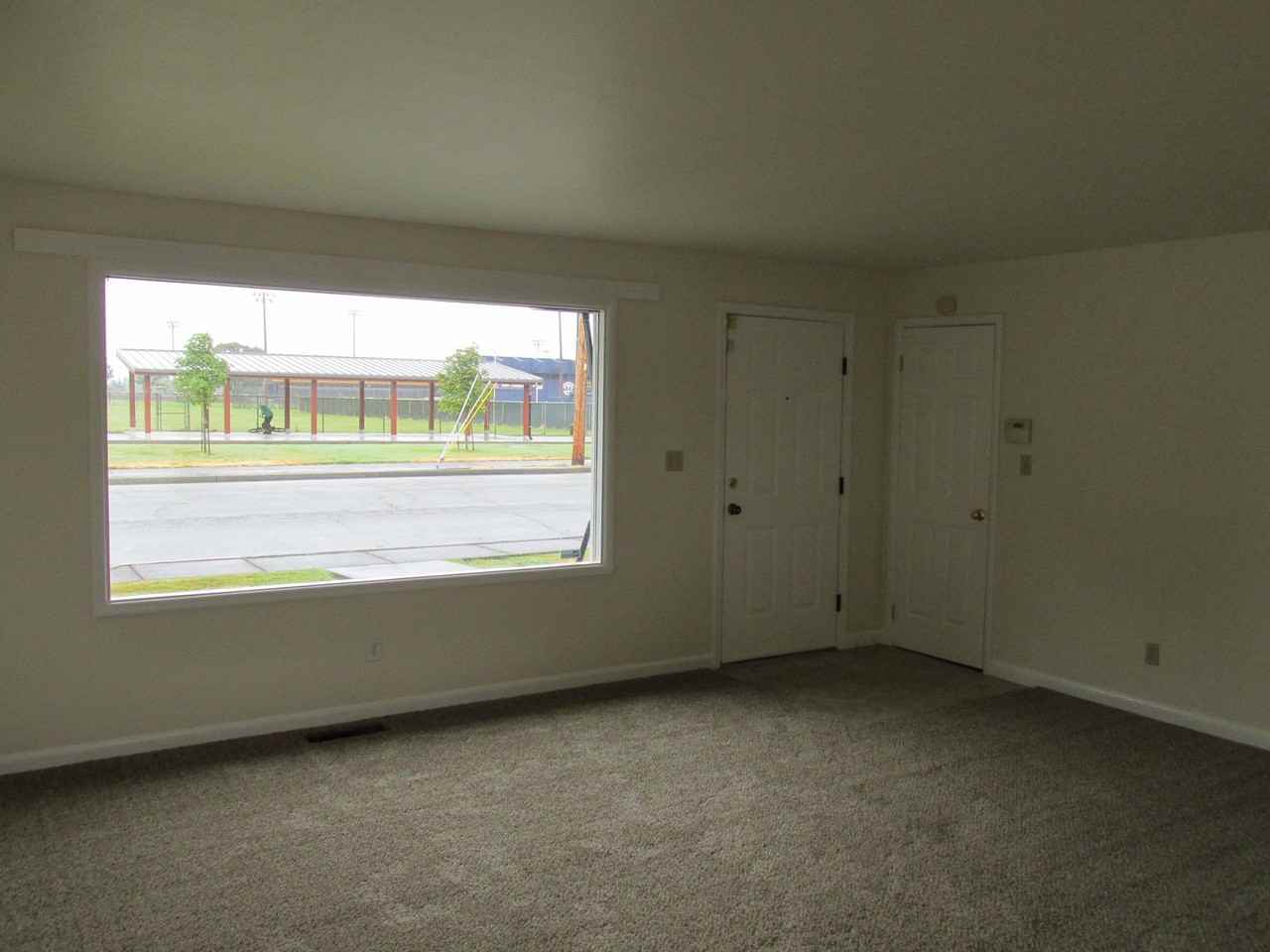 414 W Victoria Ave - Photo 4 of 14