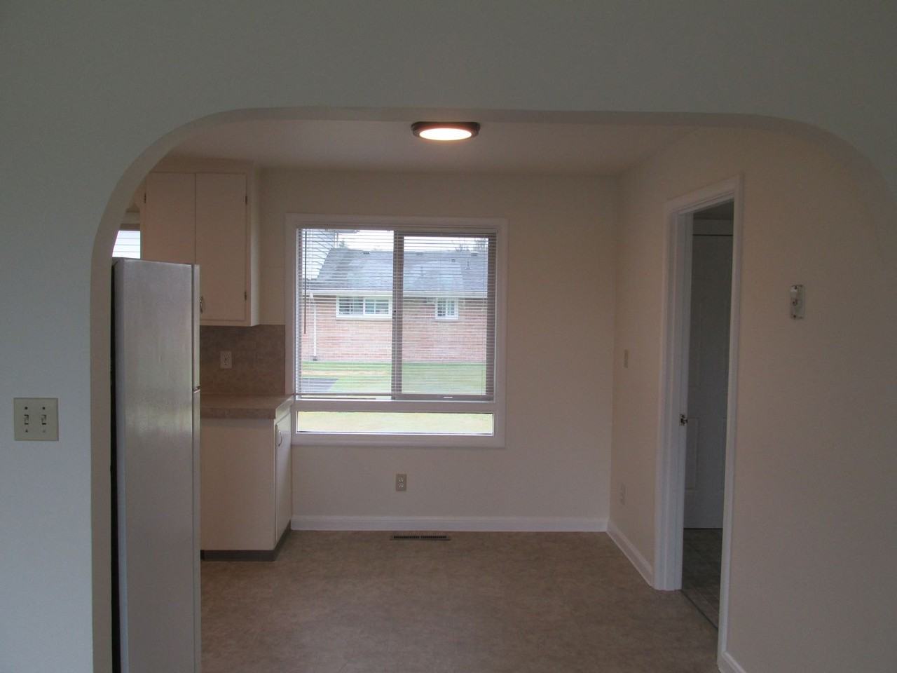 414 W Victoria Ave - Photo 5 of 14