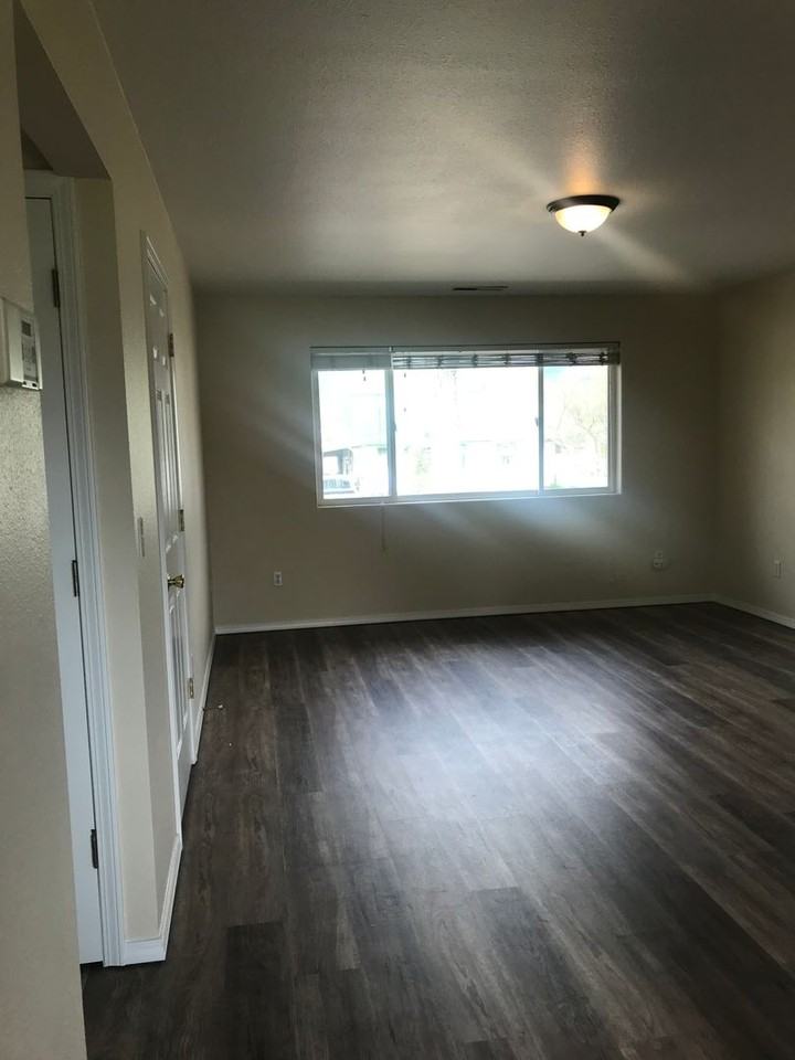 130 S Martin St - Photo 3 of 9