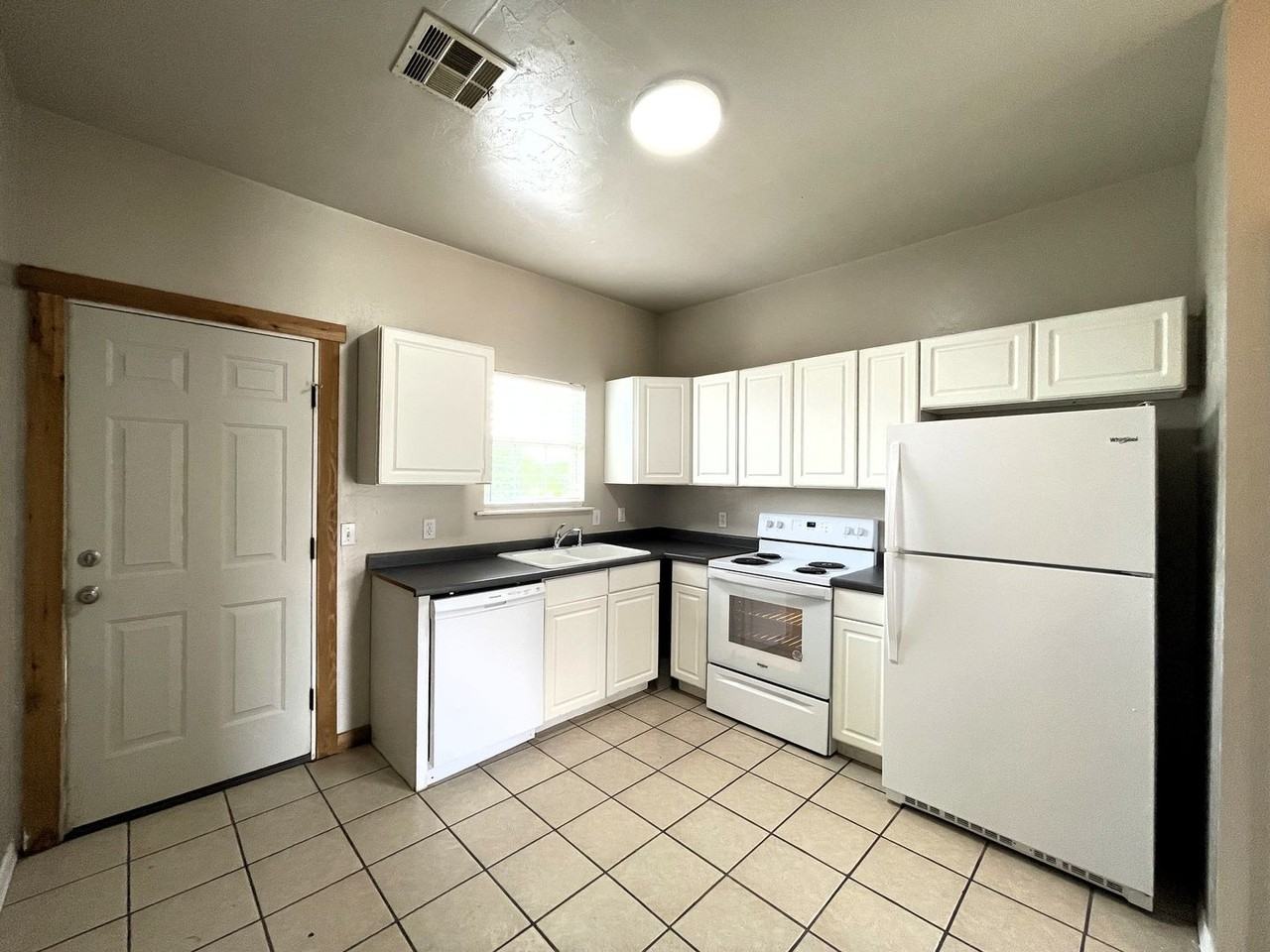 1023 Shady Creek Cir - Photo 3 of 10