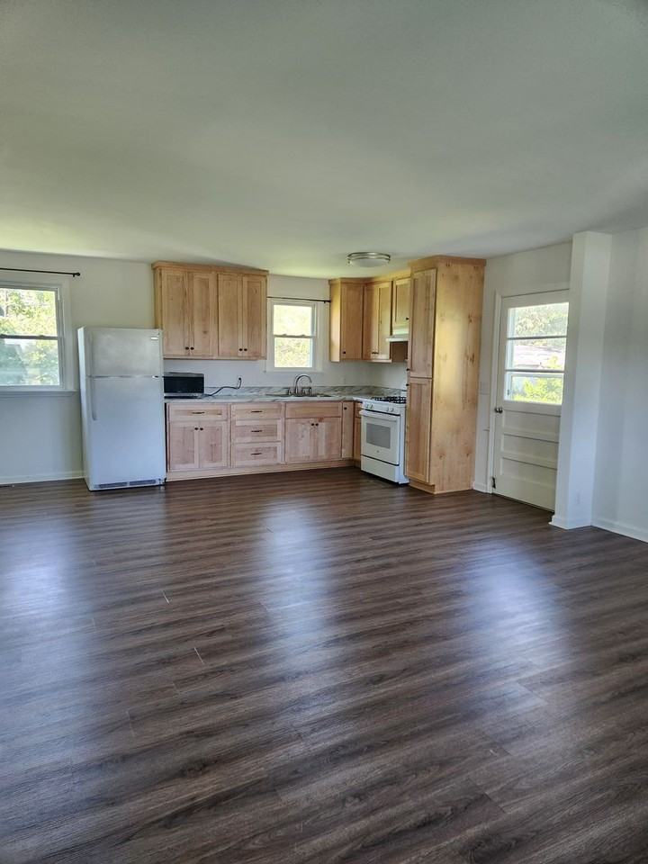1007 Railroad St - Photo 2 of 8
