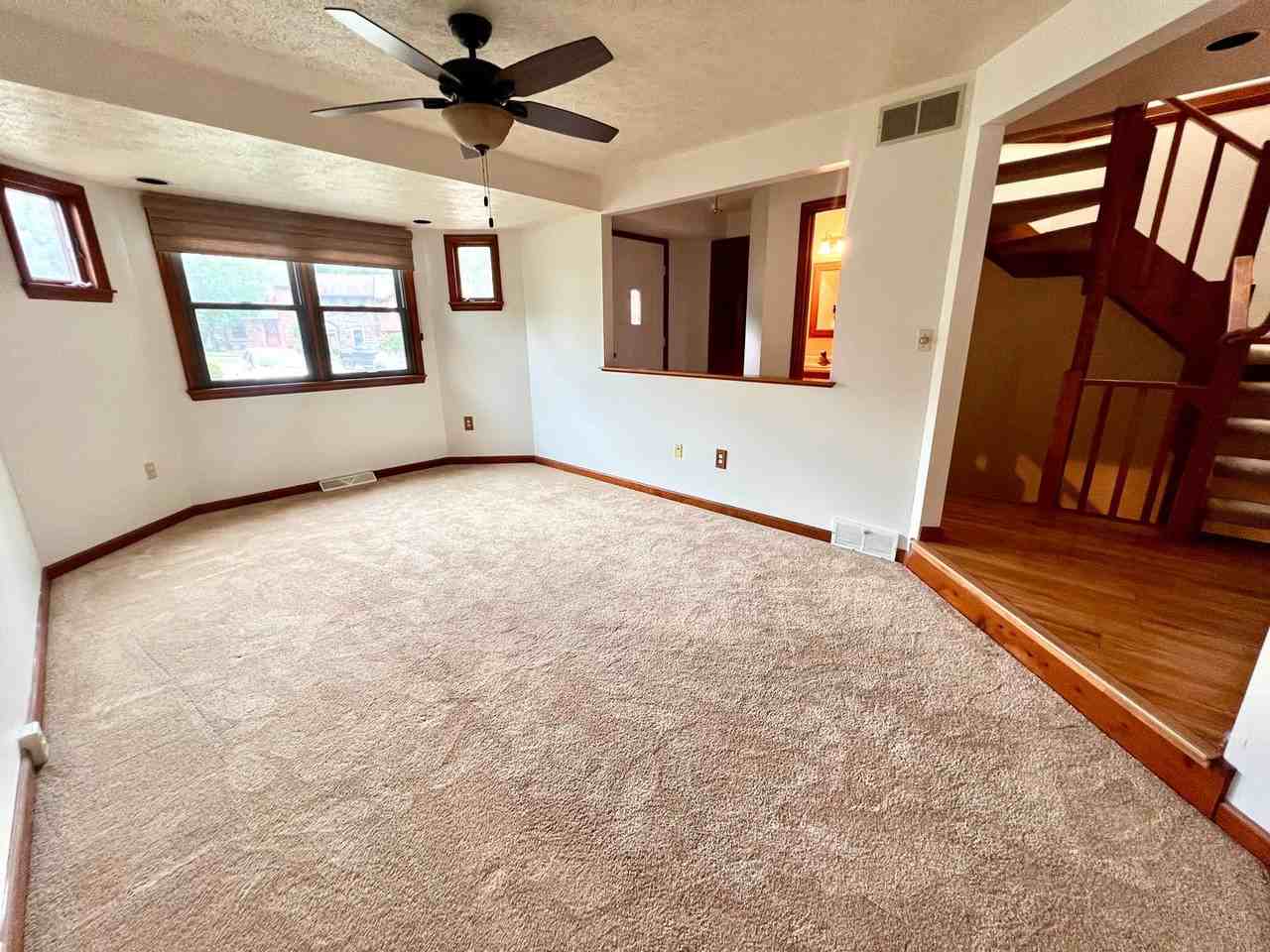 1256 Queens Dr - Photo 3 of 34