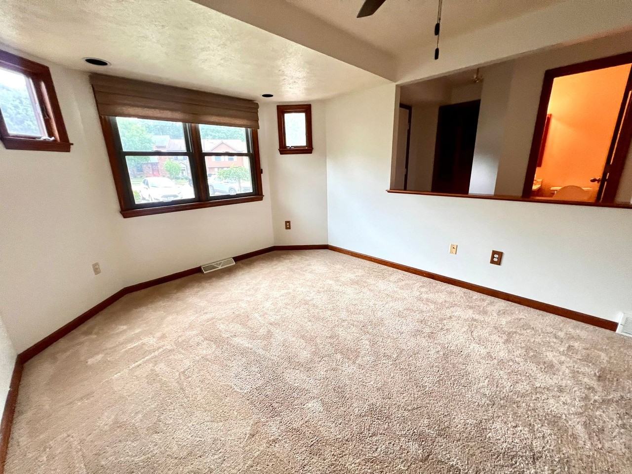 1256 Queens Dr - Photo 4 of 34
