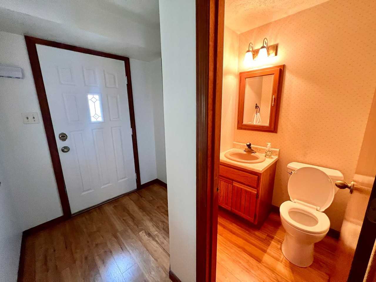 1256 Queens Dr - Photo 6 of 34
