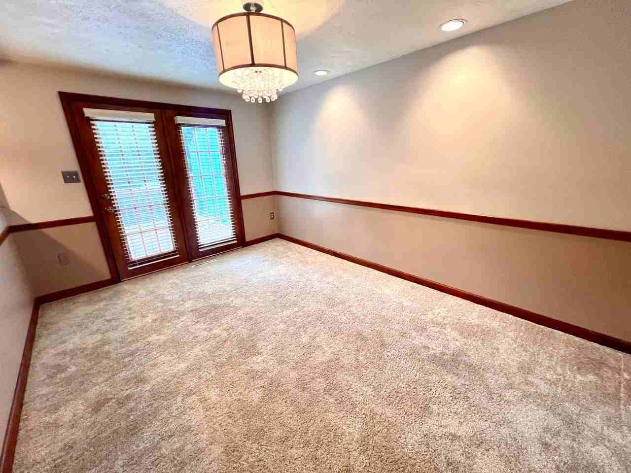 1256 Queens Dr - Photo 7 of 34