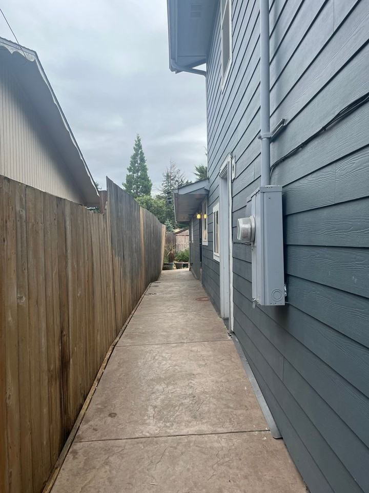 989 1/2 Laurelhurst Dr - Photo 4 of 16
