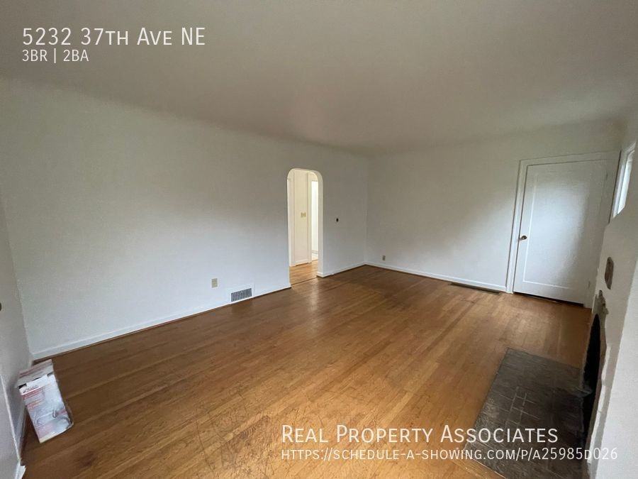5232 37th Ave Ne - Photo 3 of 23