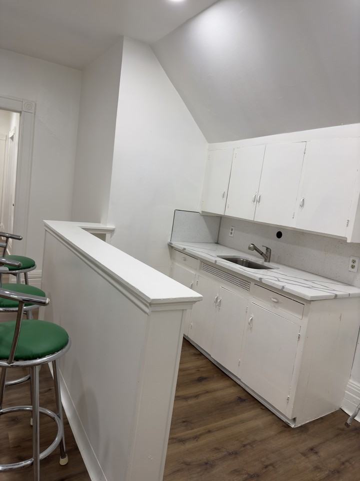 184 W River St #3 - Photo 3 of 8