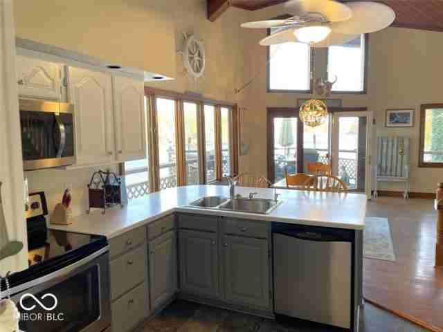 8740 S Slevins Dr - Photo 3 of 10